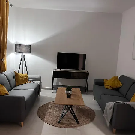 Charmante Maison Climatisee Avec Piscine Au Calme A *