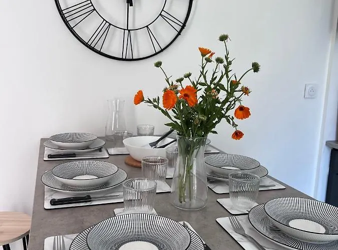 Holiday home Charmante Maison Climatisee Avec Piscine Au Calme A *